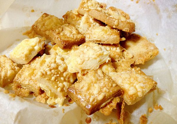 עוגיות מלוחות – ריבועי גבינה צהובה ממכרים